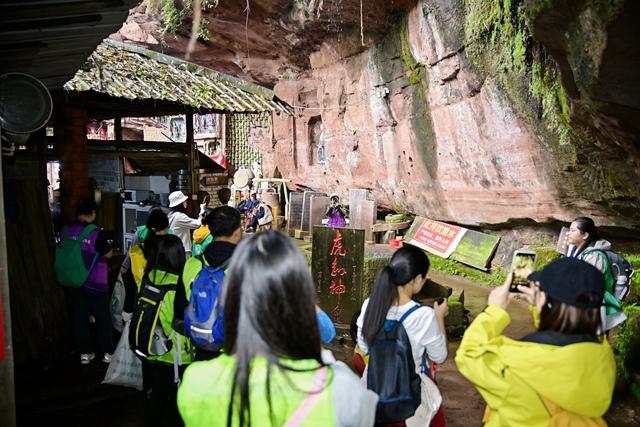 以脚步丈量生态，用行动守护文明“环保志愿‘趣’游蓉城”系列首站——大邑药师岩生态徒步环境清洁活动完美落幕