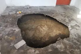 贵州一村里突然冒出32个大洞！有人家中洞深3米，地底传来轰鸣声图片