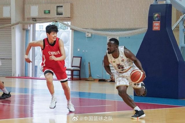 中国女篮83-86不敌云南财大男篮