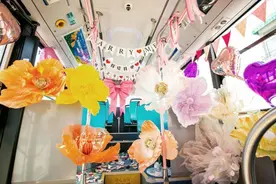 青岛故事|现场超甜蜜！青岛小伙“包”下公交车向女友浪漫求婚！图片