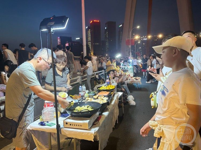 “桥”见山城丨10分钟，重庆千厮门大桥上“空降”一个热闹夜市