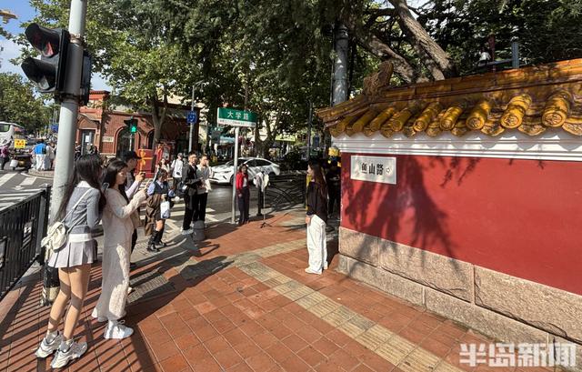 黄金周后热度不减，大学路红墙引客来