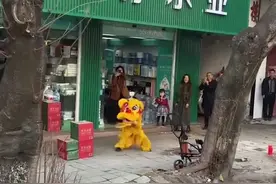 这一幕好感人！广东一名女孩街边练舞狮，路过的舞狮团队为其擂鼓助威图片