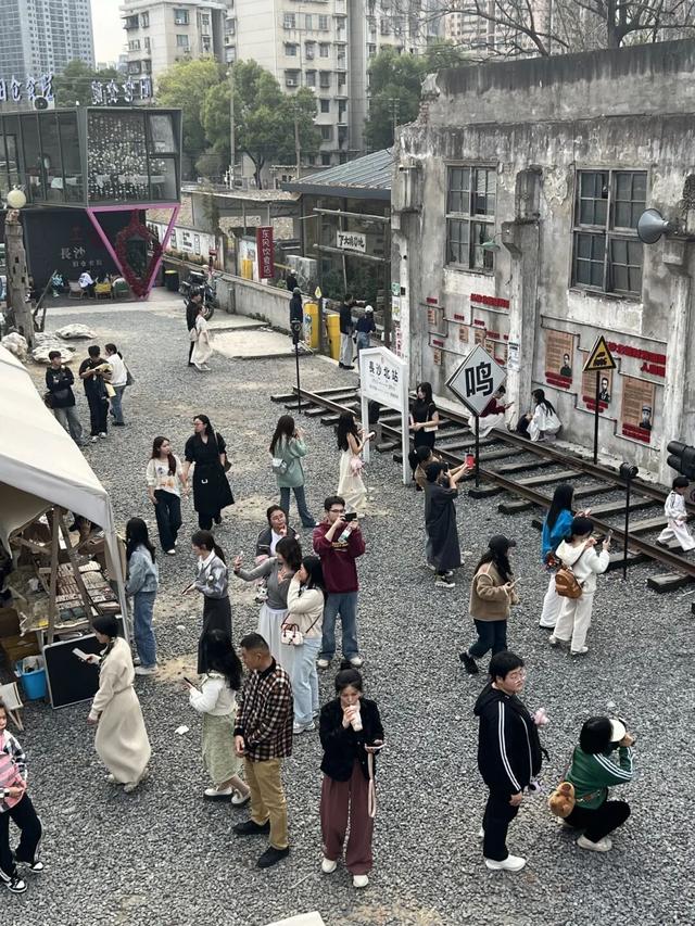 遇见丨开福秋日·逛三园：「东风路文创园」老长沙的回忆沙漏