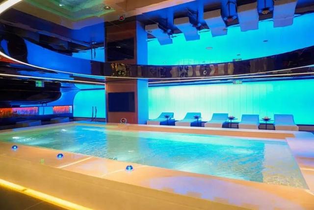 全国首艘！沈阳浑河上的破冰船，即将启航，冰封水果墙、玫瑰冰雕灯应景