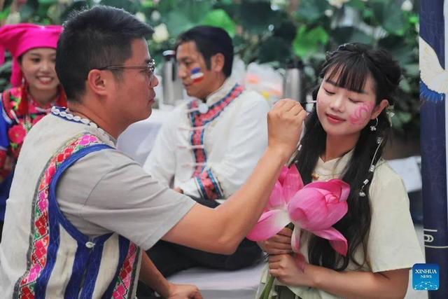曲靖“清凉之旅”引国际传播关注！游客共舞图获人民日报英文版与Alamy全球展示