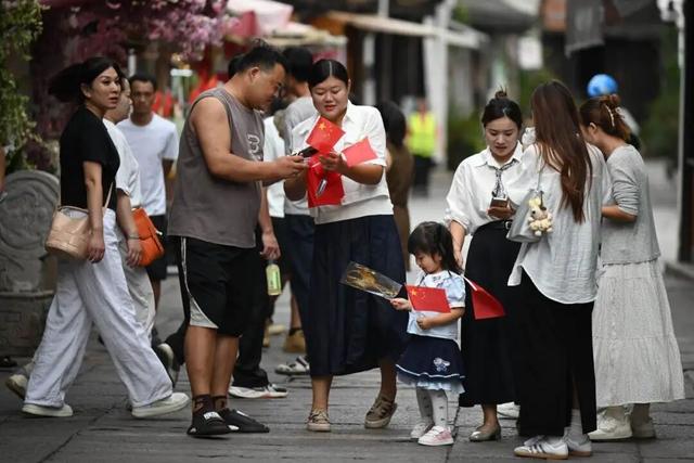 向祖国告白，满城尽是“中国红”！