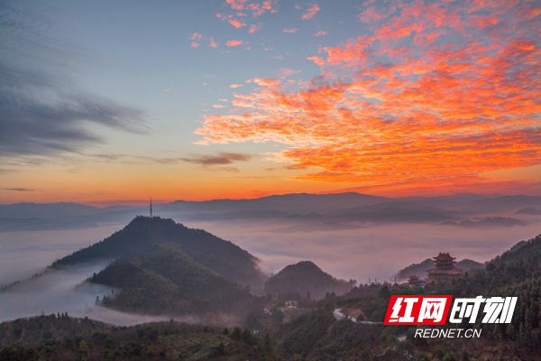 云海为幕，日出为笔，邂逅洪江古商城的极致浪漫
