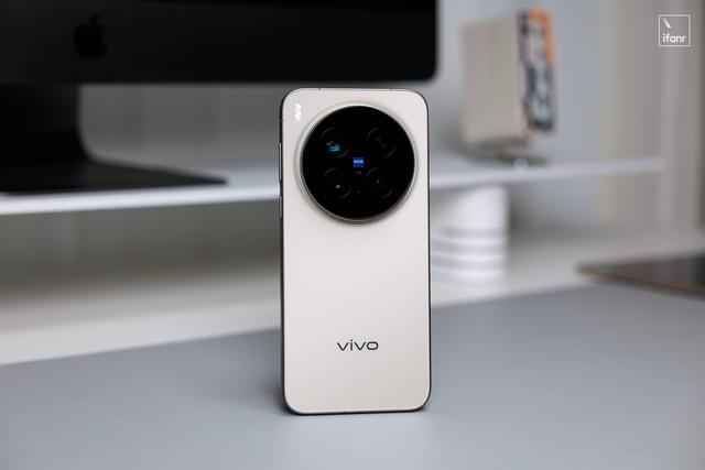 vivo X300 Pro 首发评测：直屏回归，长焦封神
