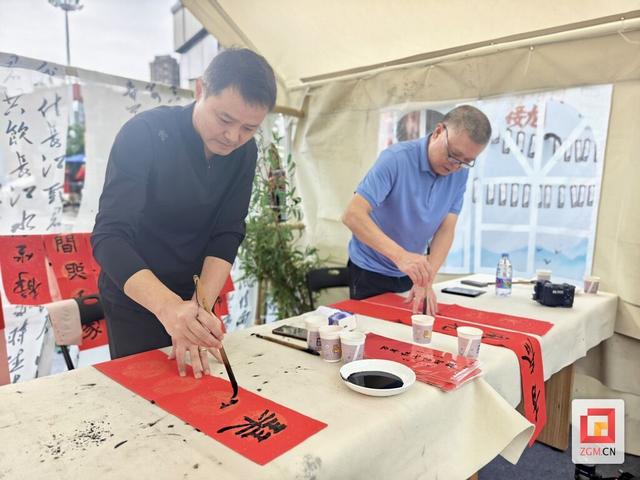 沉浸式游园点燃阅读热情 2025天府书展自贡“文化市集”火热开市