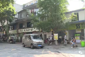 乐山一女孩上学途中被狗咬伤，家长很气愤，商家很委屈。这是为什么?图片