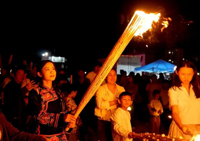会泽火把节：钱城共庆民族盛宴 四十万网友云端同欢