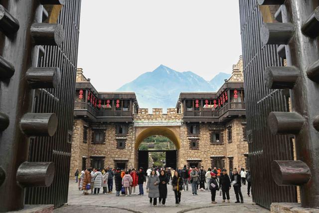 茂县羌族民众载歌载舞欢庆羌年