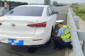 夏季高温 车行高速路谨防爆胎图片