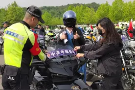 招手即停，有求必应！烟台交警铁骑联合铁骑志愿者全力护航中高考图片