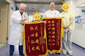 女子脊柱畸形似“折叠人”，湖南省人医为她清除101克肝胆管结石图片