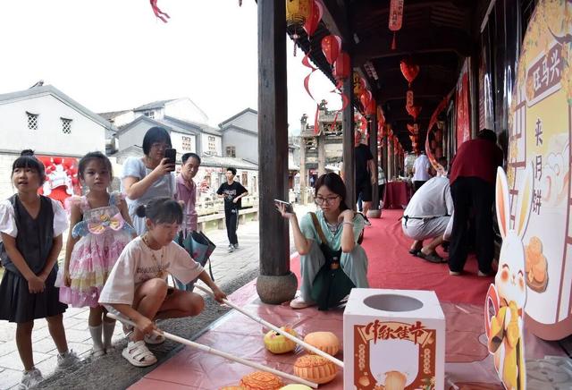 老街为啥频频吸引客流 看5.5万人次背后的“坡南答案”