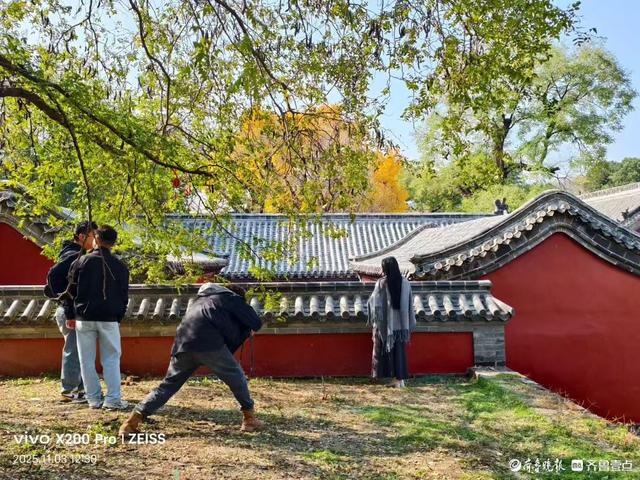 游人争相打卡灵岩寺