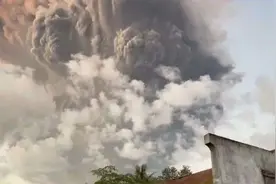 印尼火山爆发，火山灰直冲11公里高空！新航酷航多航班紧急取消图片