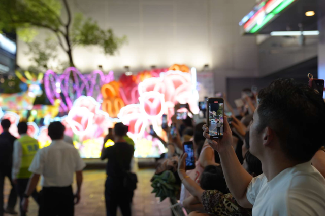 今晚，旅游节花车巡游首站亮相静安！市民游客热情体验