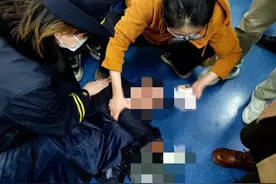 北京地铁上一名乘客突发癫痫昏迷，两名护士下班路上出手救助图片