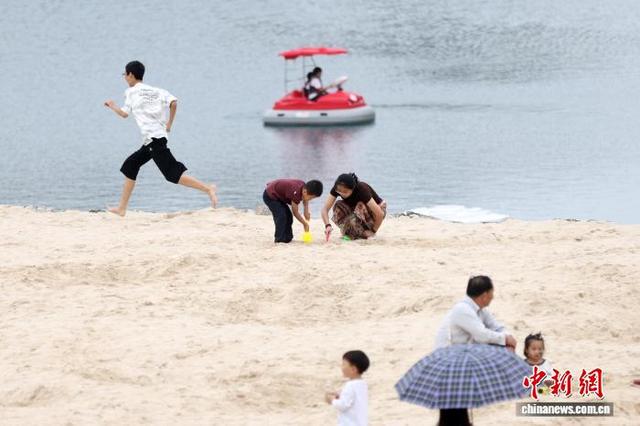 惠民措施激发假日经济活力 民众走进“千年古城”江苏盱眙惬意度假