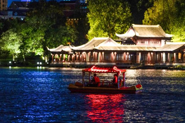 白天是南京，夜晚是金陵