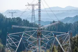 “宁电入湘”特高压线路工程进入组塔高峰图片
