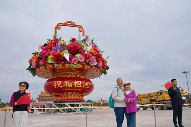 今天凌晨，完美合龙，视频！天安门广场大花篮亮相，长安街国庆花坛都布置好了！