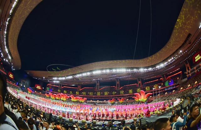 郑钦文摇旗入场！湖北体育代表团亮相十五运会开幕式，湖北健儿已获3金3银2铜