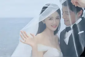 演员陈乔恩与小9岁丈夫举办婚礼，婚纱照公开，本人发文：“终于穿了自己的婚纱”图片
