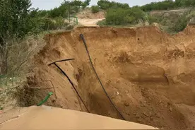 内蒙古一地塌陷形成巨大“天坑”，坑底不断往外喷土，专家分析系“砂涌”图片