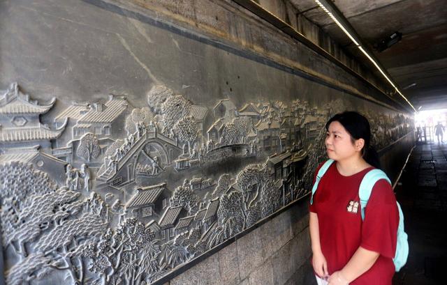 江苏苏州：浮雕《山塘胜景图》吸引游客