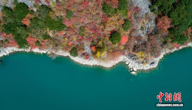 四川茂县松坪沟景区斑斓彩林如画
