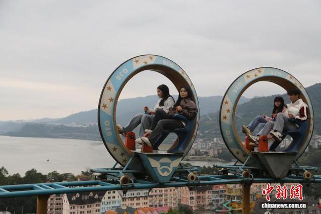 初冬时节三峡库区沿江小镇美景引游客