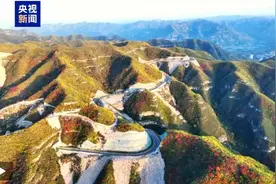 航拍太行一号旅游公路 打卡“醉”美红叶图片