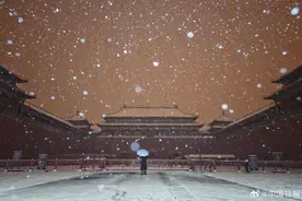 初雪下的故宫雪景图片