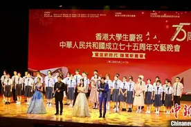 香港大学生载歌载舞共庆新中国成立75周年图片