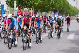 黄河畔上演“速度与激情”——2025三门峡沿黄国际自行车邀请赛开赛图片