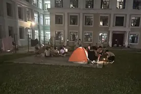 哈尔滨一高校学生楼道乘凉睡觉，宿管和辅导员建议冰块降温，校方回应是否安装空调图片