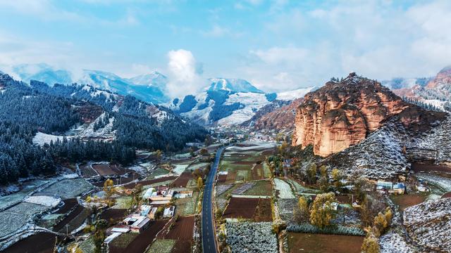 组图丨天祝：秋雪覆丹霞 山河入画来