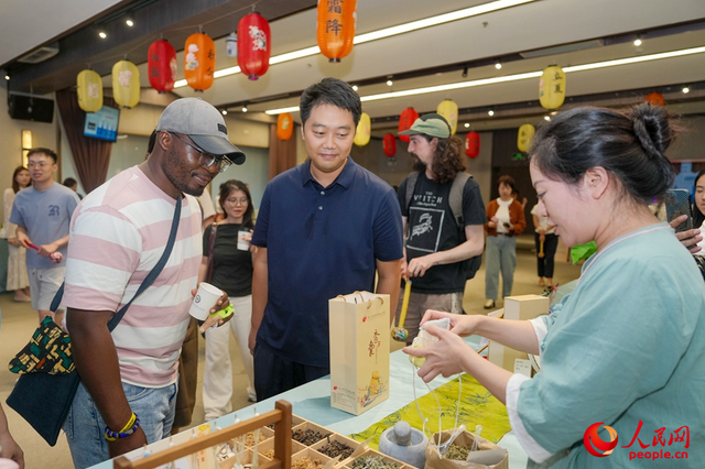中外记者看深圳丨宝安：一场“翻身”之旅，一次纯中医体验