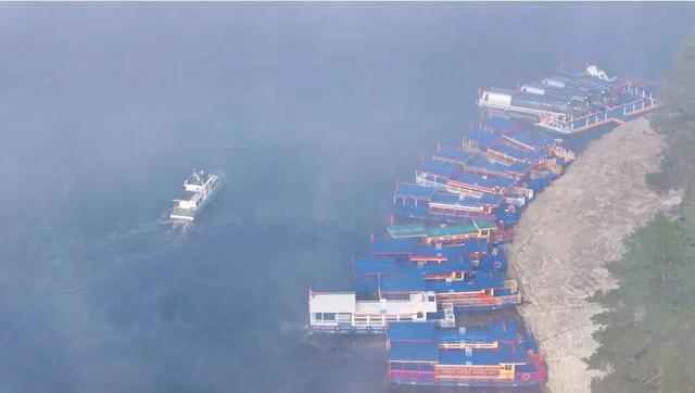 贵阳观山湖：冬日暖阳破云海 潋滟湖光映朝霞