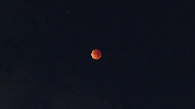 刷屏朋友圈！“红月亮”高清大图来了