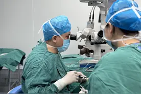 高度近视合并白内障，湘潭爱尔仁和医院“飞白+三焦”化解患者心头病图片