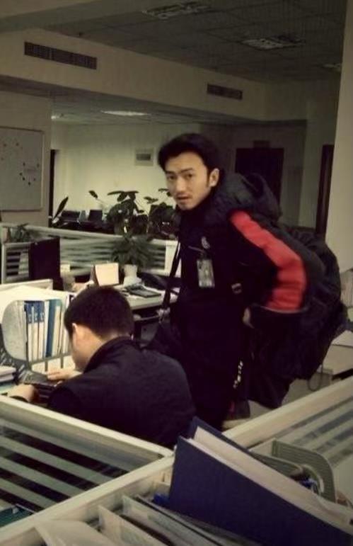 男子看演唱会撞脸谢霆锋被围拍