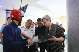 为家乡做事，为家乡做实事，是她25年委员工作的信条图片