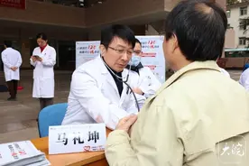 什么样的胸痛可能是心梗？出现这些症状或是“心脏”在求救图片