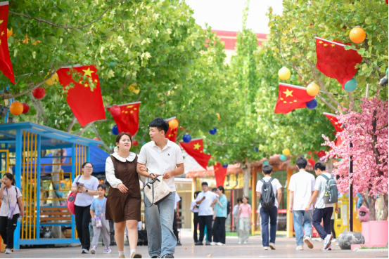 【家国同庆】济南方特邀30余组退役军人家庭免费游园！以欢乐致敬"最可爱的人"