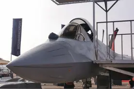 中国航展｜近距离感受俄罗斯苏-57E隐身战机，重磅弹药铺满地图片